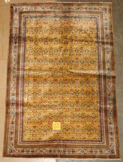 null GHOUM - Iran Fin tapis en soie à champ or à décor dit "zille y sultan" de semis...