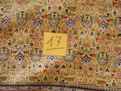 null GHOUM - Iran Fin tapis en soie à champ or à décor dit "zille y sultan" de semis...