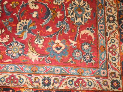 null KACHAN-KORK - Iran Grand et fin tapis à champ rubis à décor de semis de palmettes...