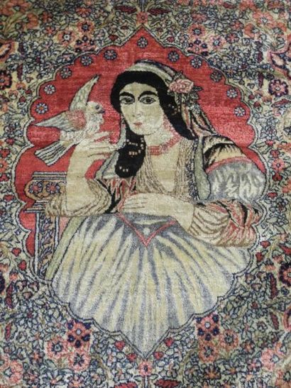 null KIRMAN - Perse Original et fin tapis à décor de motifs floraux. Large médaillon...