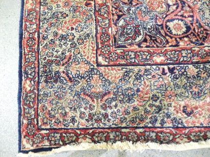 null KIRMAN - Perse Original et fin tapis à décor de motifs floraux. Large médaillon...
