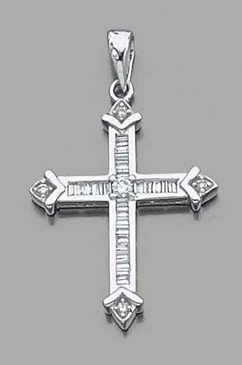 null Pendentif «croix» en or gris 18k serti de diamants baguettes et de diamants...