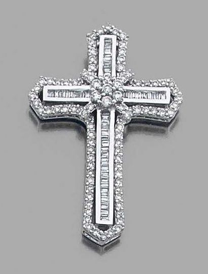 null Pendentif «croix» en or gris 18k serti d'une ligne de diamants de taille baguette...