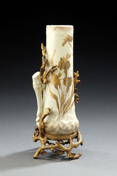 ROYAL DUX, attribué à Vase solifleore en céramique émaillée blanche figurant un bambou...