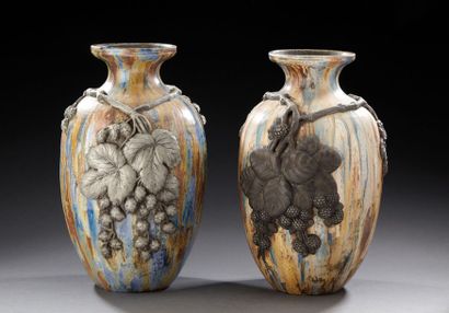 Roger GUERIN et Albert CHEZAL (XIX-XXème) Paire de vases de forme ovoïde à colétranglé...