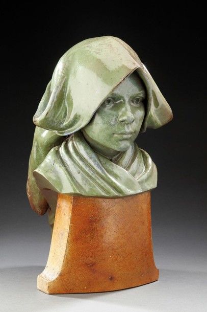 C.PAUL (XIX-XXème) Buste de jeune femme voilée en céramique émaillée verte et brune....