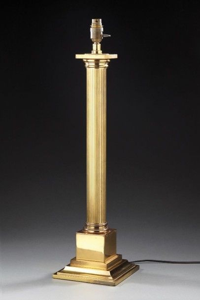 Maison JANSEN, attribué à Lampe de bureau en bronze doré figurant une colonne reposant...