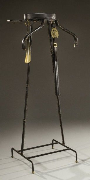 JACQUES ADNET (1900-1984) Valet de nuit à armature en métal tubulaire et plat gainé...