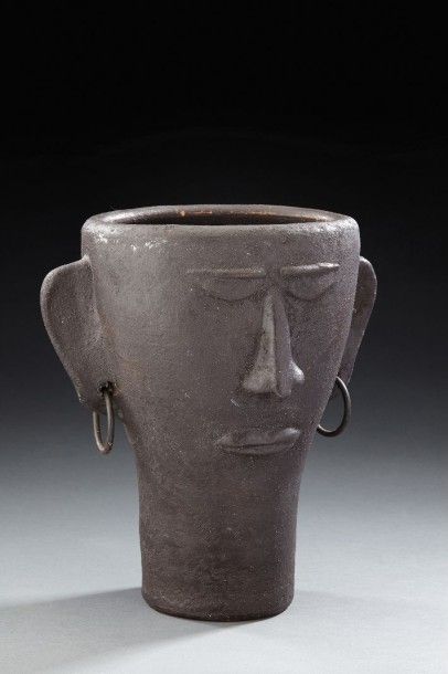 CLOUTIER, attribué à Vase anthropomorphe en céramique émaillée noire figurant une...