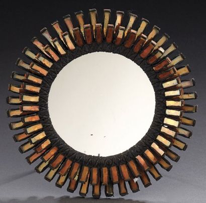 LINE VAUTRIN (1913-1997) Miroir en talosel à plaquettes taillées en verre ambré....
