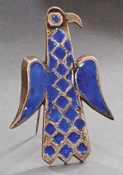 LINE VAUTRIN (1913-1997) Broche en métal argenté figurant un aigle à décor en pierre...