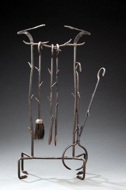 TRAVAIL FRANÇAIS 1960 Nécessaire de cheminée en métal à décor d'antilopes comprenant...