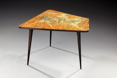 TRAVAIL FRANÇAIS Table basse à plateau à découpe asymétrique en bois à décor peint...