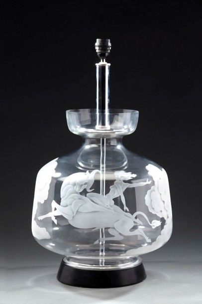 TRAVAIL MODERNE Importante lampe à fût cylindrique en métal chromé enserrant un vase...