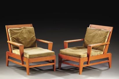 RENÉ GABRIEL (1890-1950) Importante paire de fauteuils en hêtre teinté à piétement...