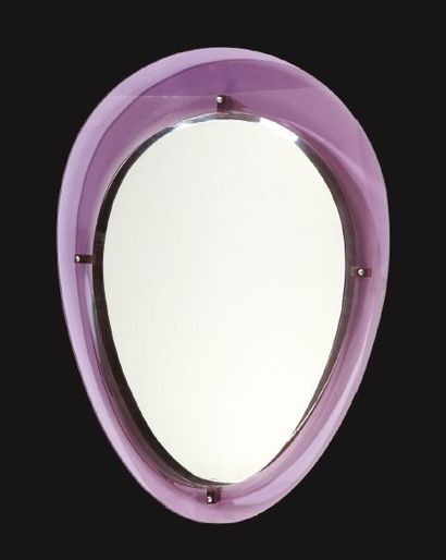 FONTANA ARTE, dans le goût de Miroir ovale à encadrement en plexiglass teinté mauve....