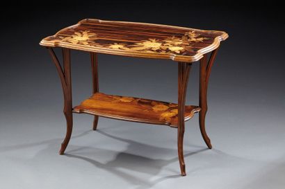 Émile GALLÉ (1846-1904) Table à thé en hêtre teinté à deux plateaux superposés, à...