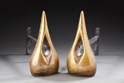 TRAVAIL 1960-1980 Paire de chenets de forme libre en bronze à patine dorée. H: 34...