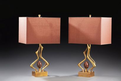 WILLY DARO (XXème) Paire de lampes en bronze doré à fût composé d'éléments figurant...