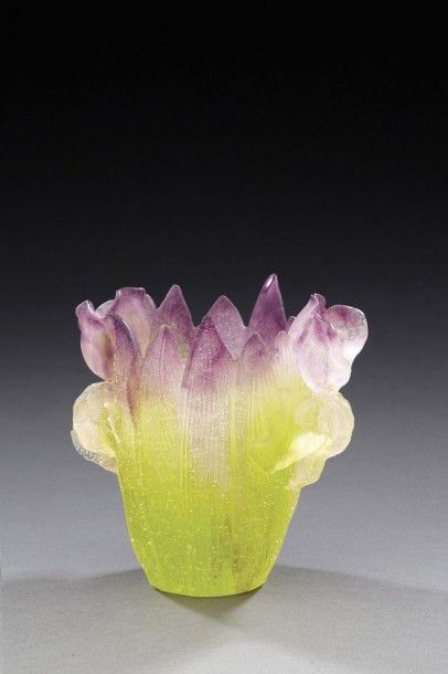 DAUM France Vase en verre polychrome à décor de fleurs dans les tons vert et mauve....