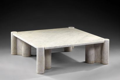 GAE AULENTI (1927-2012) Table basse modèle "Jumbo" en marbre blanc veiné gris. Modèle...