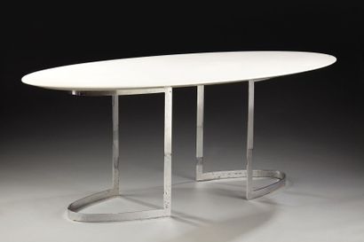 TRAVAIL FRANÇAIS 1960 Table de milieu à plateau en bois laqué blanc reposant sur...