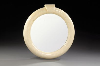 TRAVAIL ITALIEN Miroir circulaire à encadrement en plâtre vernissé imitant l'os figurant...