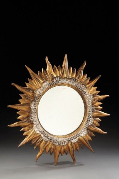 TRAVAIL 1960 Important miroir circulaire à encadrement en bois sculpté doré et argenté...