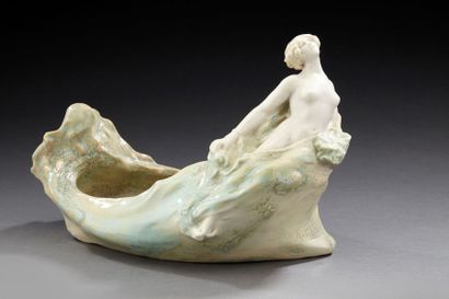 MOUGIN NANCY A.FINOT sculpteur Vide-poches en céramique émaillée verte nuancée beige...