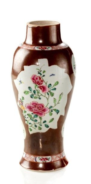 CHINE Petit vase balustre à fond capucin décoré en émaux de la famille rose de fleurs...