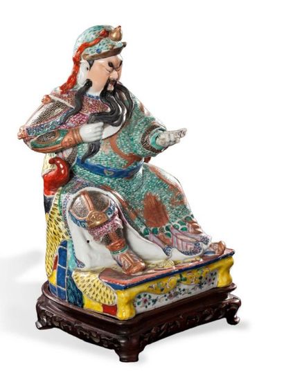 CHINE Grande figurine représentant le dieu Guandi assis sur son trône, une tortue...