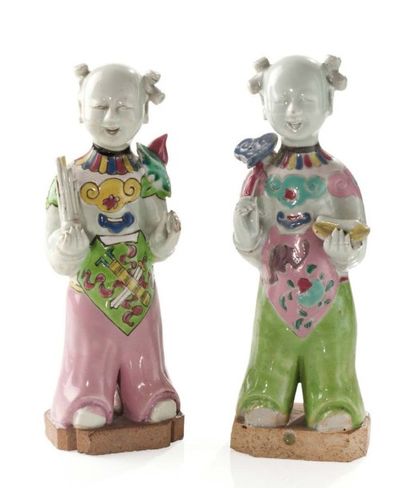 CHINE Deux personnages représentant des Hoho en biscuit émaillé de la famille rose,...