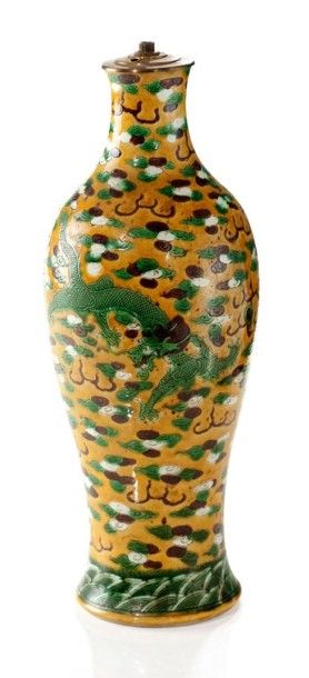CHINE Vase balustre en biscuit à fond jaune décoré en vert et manganèse de deux dragons...