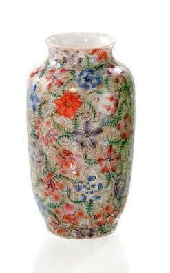 CHINE Vase balustre miniature à décor "mille fleurs" en émaux de la famille rose....