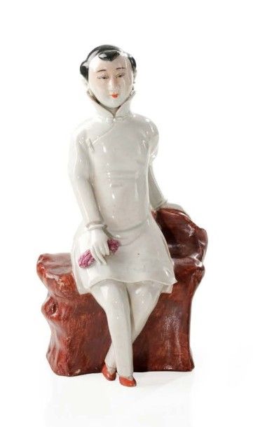 CHINE Figurine représentant une femme assise sur une souche d'arbre en robe blanche....