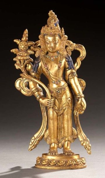 HYMALAYA Divinité bouddhique en bronze ciselé et doré, le buste à pendeloques incrustée...