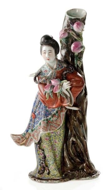 CHINE Figurine en porcelaine représentant une jeune femme de qualité tenant une branche...