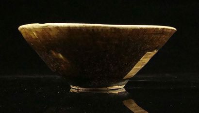 CHINE Bol en porcelaine à couverte marron sur la paroi extérieure.12-13ème siècle...