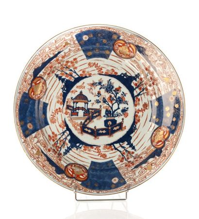CHINE Grand plat cylindrique décoré dans la palette Imari, décoré dans un large médiallon...