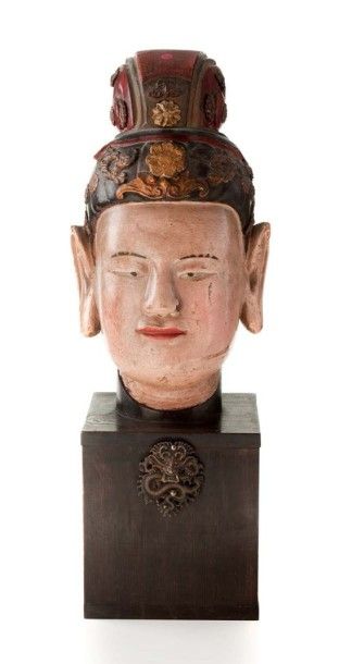 CHINE Tête de personnage en bois sculpté, le visage décoré au naturel sommé d'une...