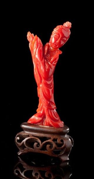 CHINE Figurine en corail sculpté représentant la déesse Guanyin. 20ème siècle Haut.:...