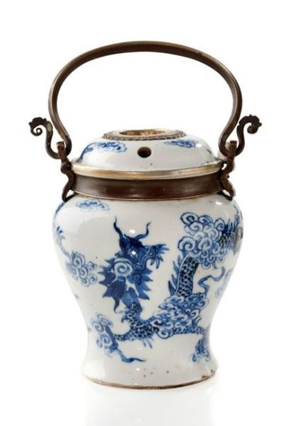 VIETNAM Pot à chaux de forme balustre couvert décoré en bleu sous couverte de deux...