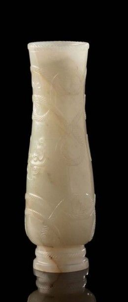 CHINE Rare petit vase balustre sur piedouche en jade clair sculpté de têtes de taotie...