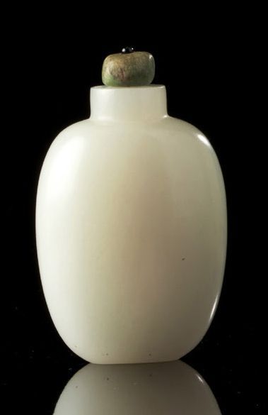CHINE Flacon tabatière à priser en jade clair sculpté plat. Le bouchon en ivoire...