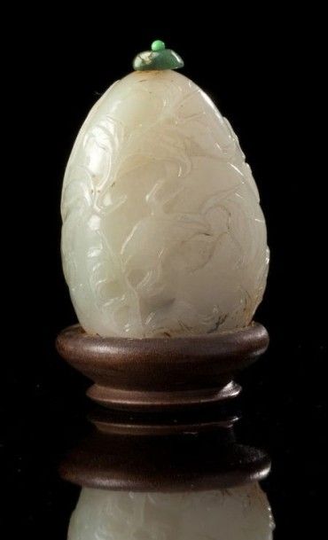 CHINE Beau flacon tabatière à priser en jade clair sculpté avec trace de rouille...