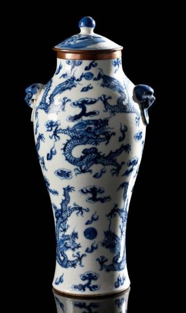 VIETNAM Vase et couvercle de forme balsutre décoré en bleu sous couverte de dragons...