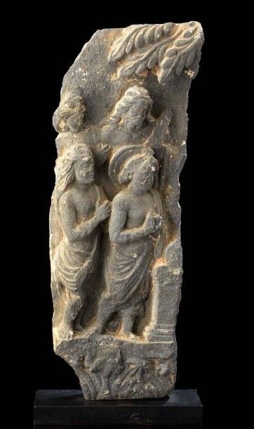 Gandhara Fragment de bas relief en schiste gris sculpté de trois orants sous un arbre....