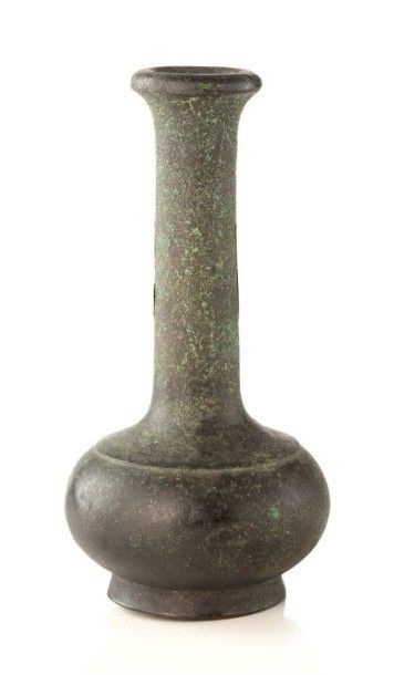 CHINE Petit vase bouteille à long col étroit en bronze à patine brune et verte. Dynastie...