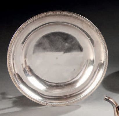 null Assiette argent à bord ciselé de feuilles d'eau. Paris 1819-1838. Diam.: 17.9...