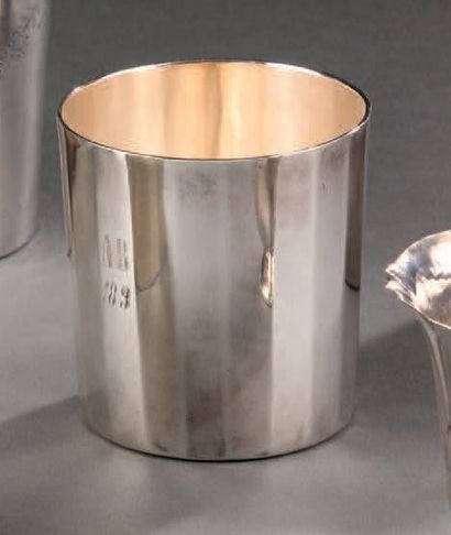 null Timbale en argent à pans coupés. Marquée «A.B 183» Paris 1819-1838 Orfèvre:...